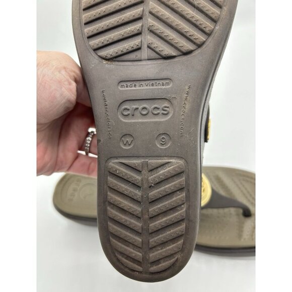 Crocs Sanrah Sandals Women’s Gold Medallion Brown Thong Flip Flops Size 9 - Picture 8 of 8